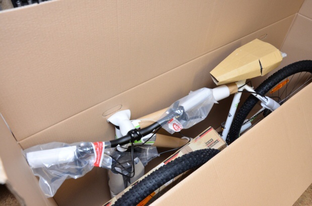 Poskladaný bicykel uložený v krabici na prepravu